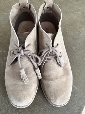 Hush Puppies Chukka boots neutral/tan color, gently used